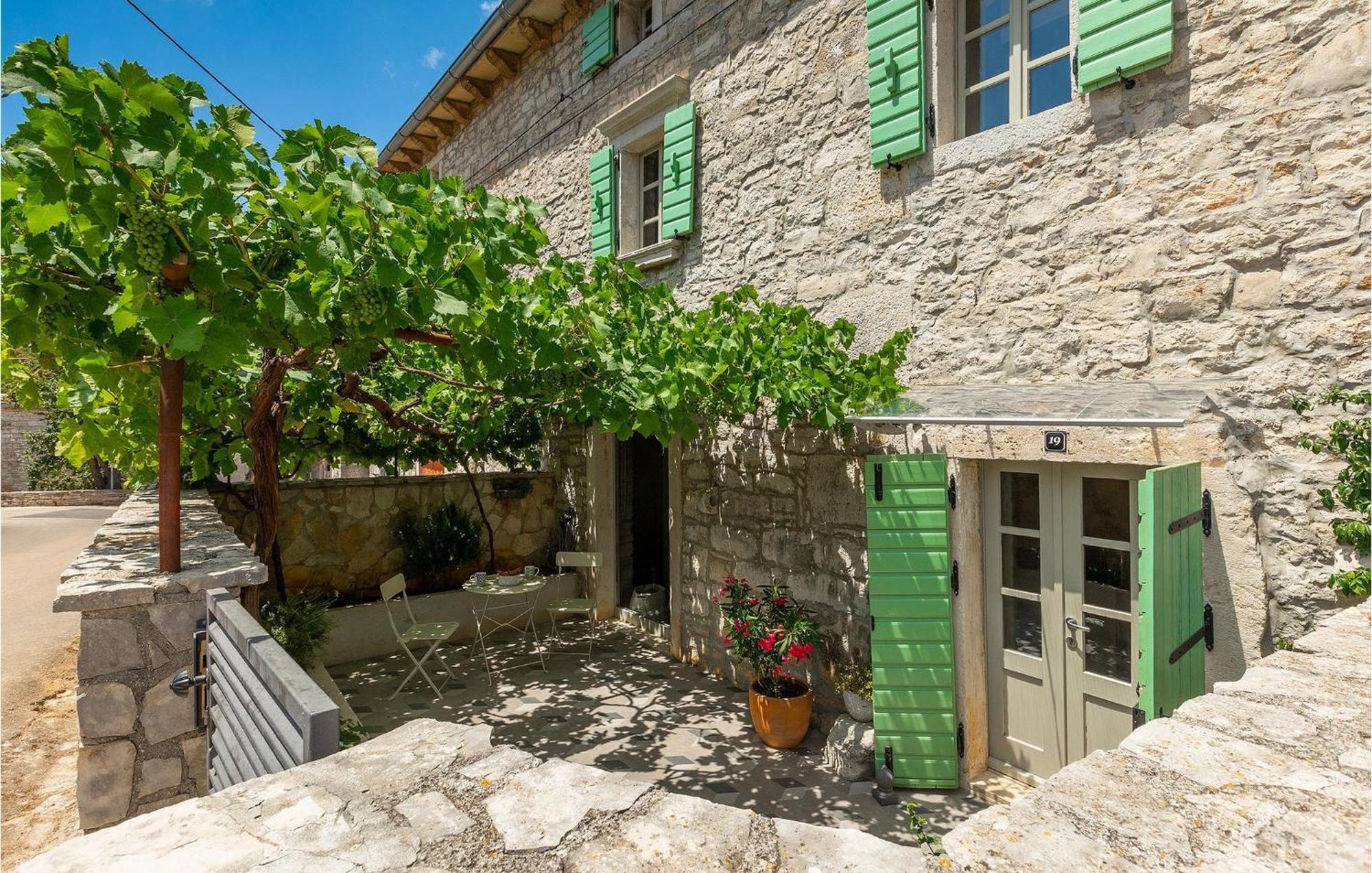 Holiday home Kalu